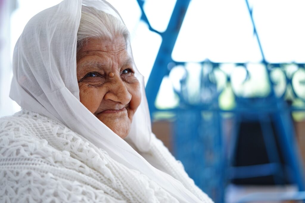 Oudere vrouw met hoofddoek - onafhankelijke cliënt- en mantelzorgondersteuning | OCMO